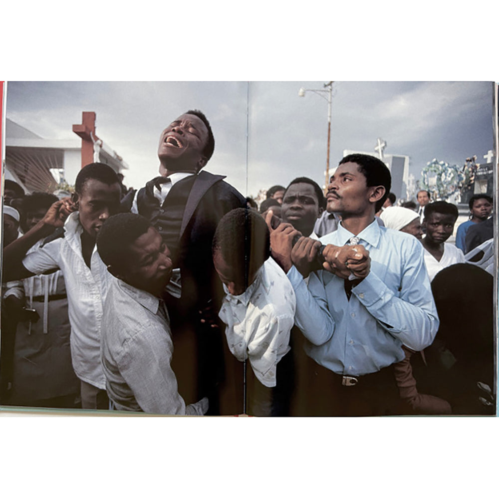 Maggie Steber: Dancing on Fire: Fotografías de Haití, firmado con lámina a juego