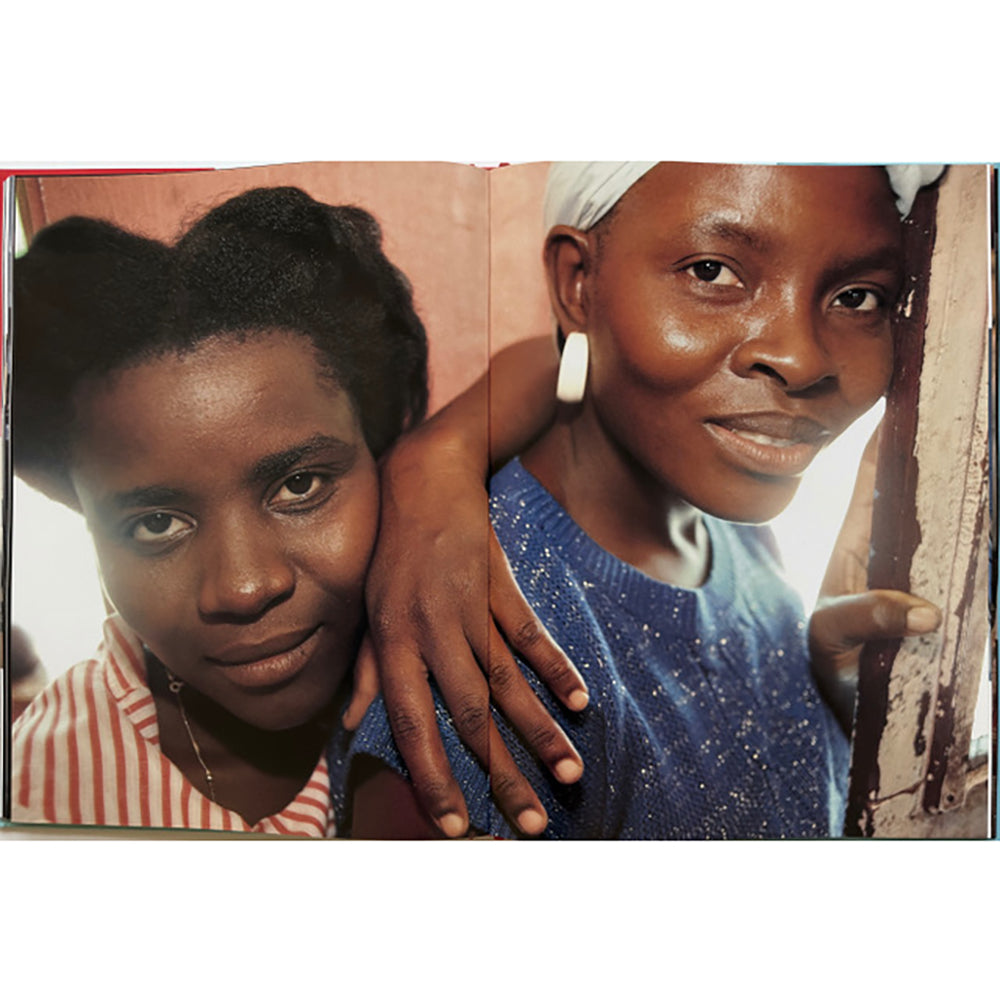 Maggie Steber: Dancing on Fire: Fotografías de Haití, firmado con lámina a juego