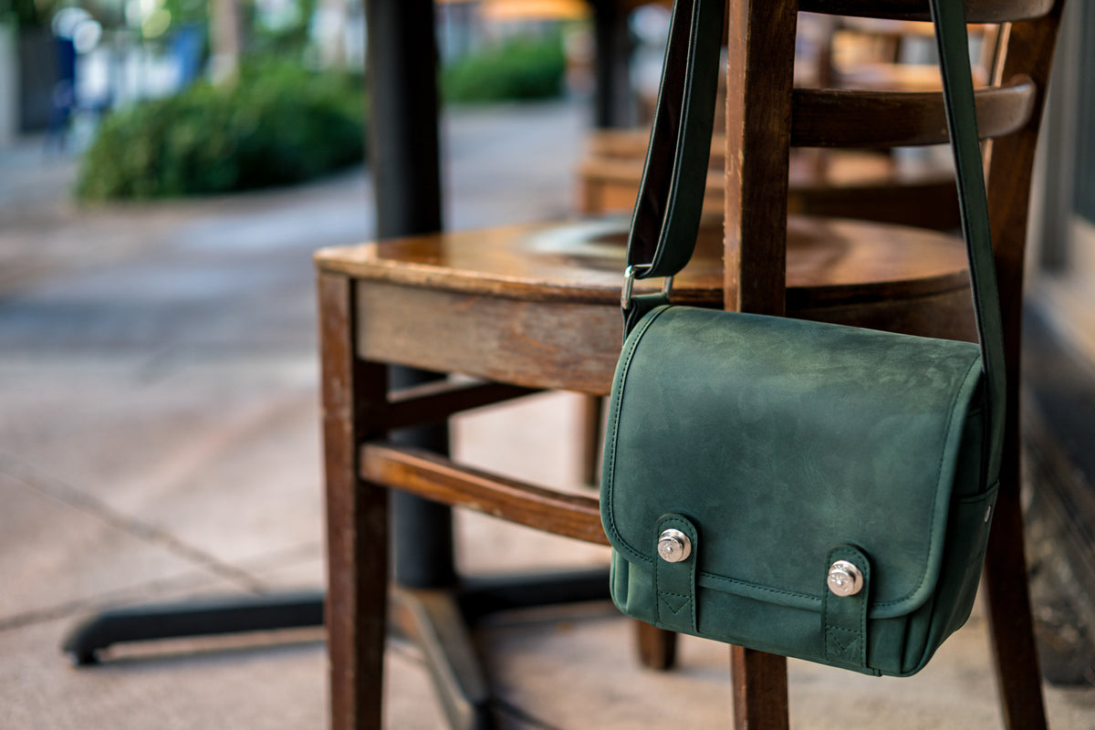 Oberwerth The Q, bolsa fotográfica de cuero, verde pino con forro rojo