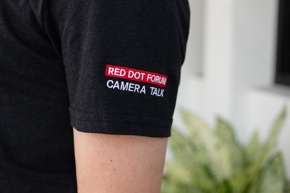 Camiseta de debate sobre cámaras del foro Red Dot «Depende»