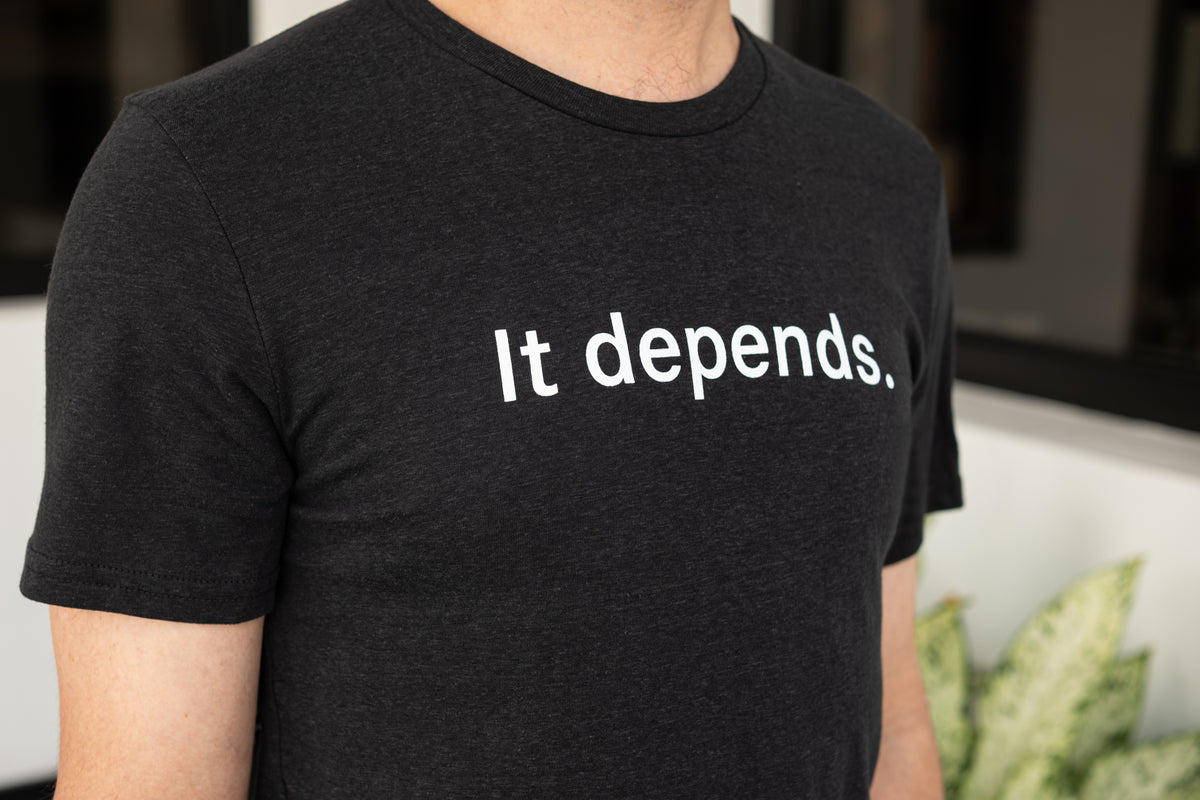 Camiseta de debate sobre cámaras del foro Red Dot «Depende»