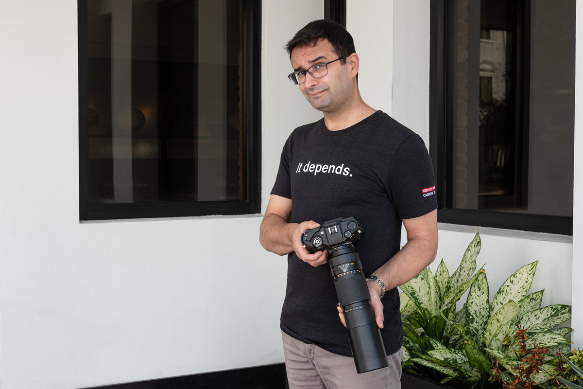 Camiseta de debate sobre cámaras del foro Red Dot «Depende»