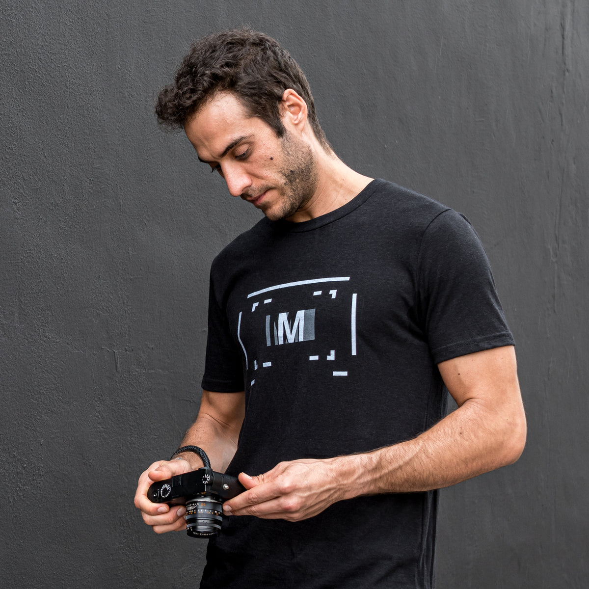 Camiseta Focus "M" de Rangefinder, monocromática
