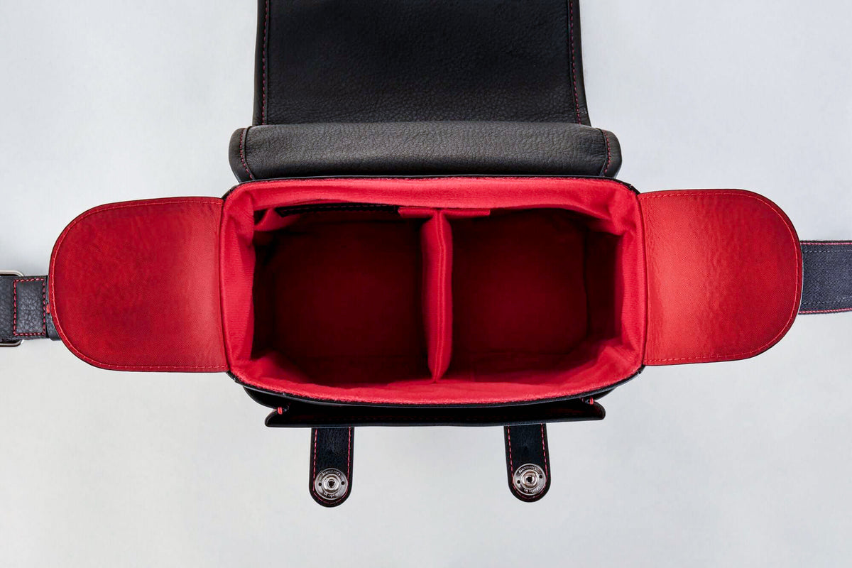 Bolso para cámara de cuero Oberwerth ‘Louis’, edición de lujo - Novonappa negro con costuras rojas