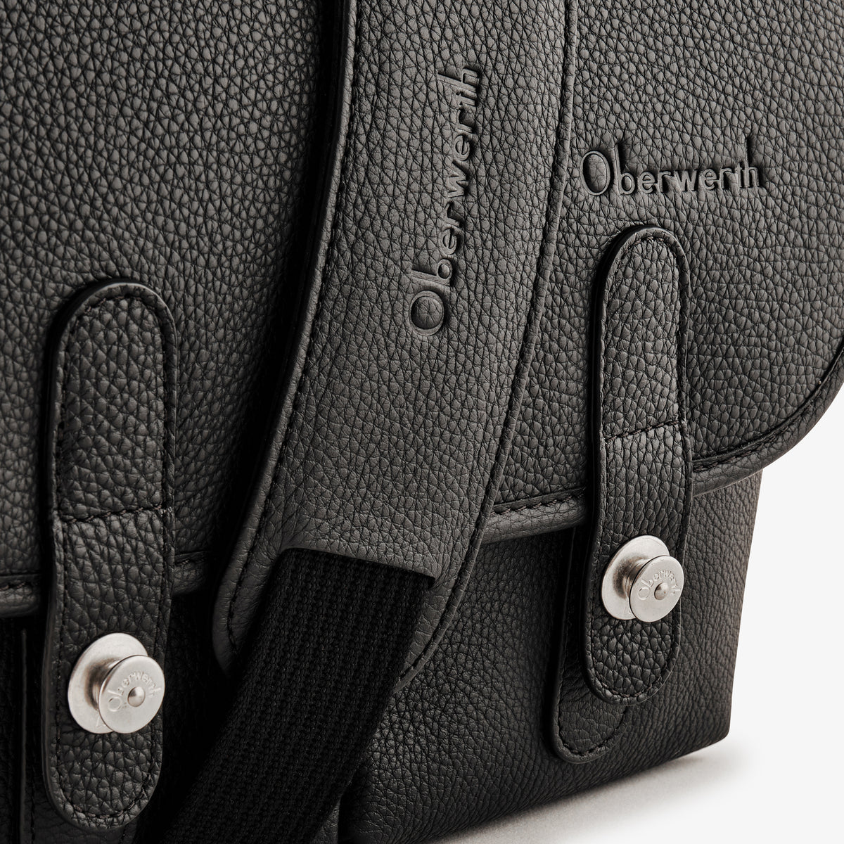 Bolso de cuero Oberwerth Little William para cámara/negocios, negro con forro rojo