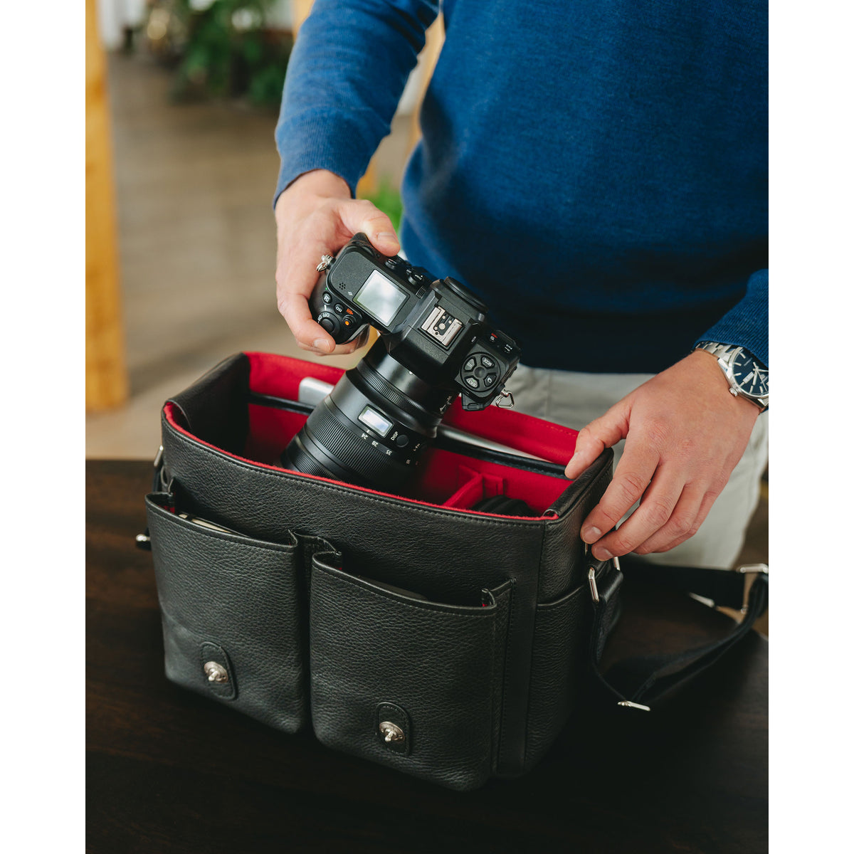 Bolso de cuero Oberwerth Little William para cámara/negocios, negro con forro rojo