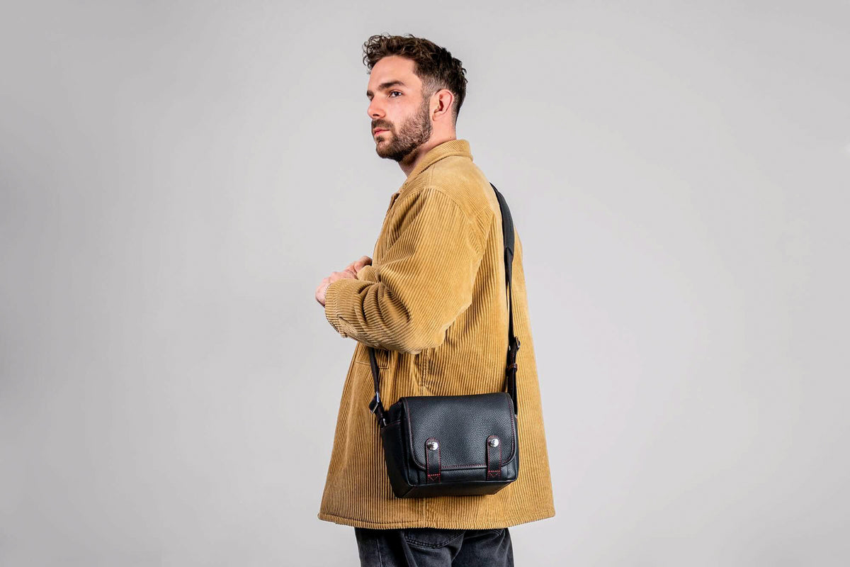 Bolso para cámara de cuero Oberwerth ‘Louis’, edición de lujo - Novonappa negro con costuras rojas