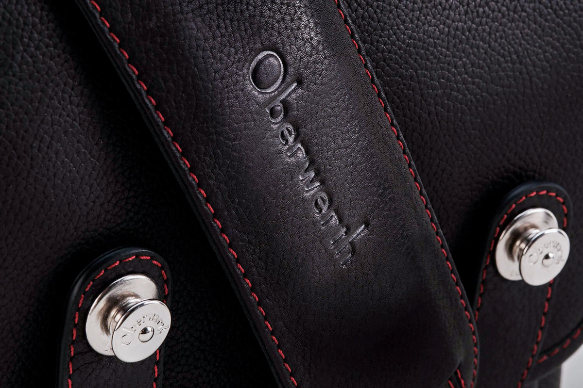 Bolso para cámara de cuero Oberwerth ‘Louis’, edición de lujo - Novonappa negro con costuras rojas