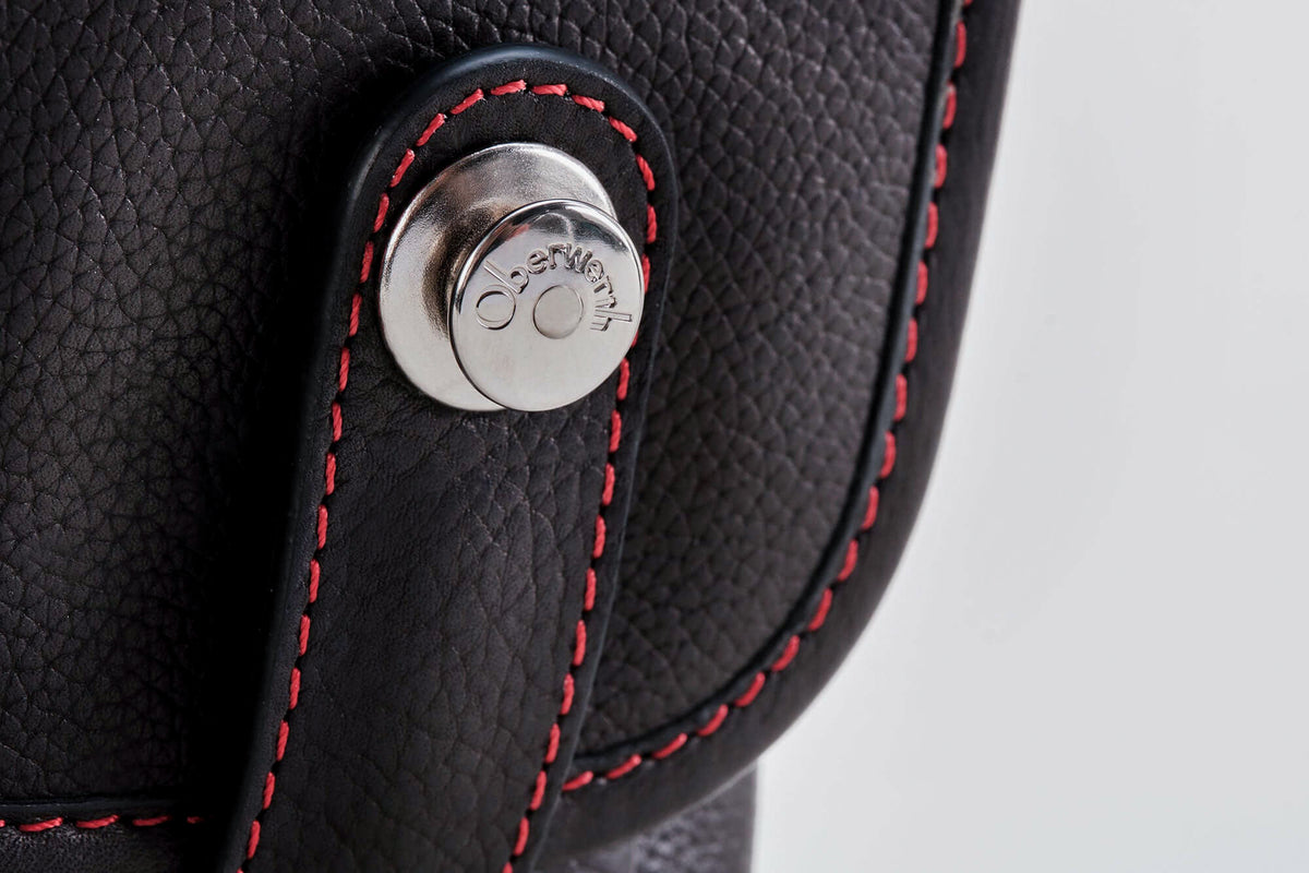 Bolso para cámara de cuero Oberwerth ‘Louis’, edición de lujo - Novonappa negro con costuras rojas