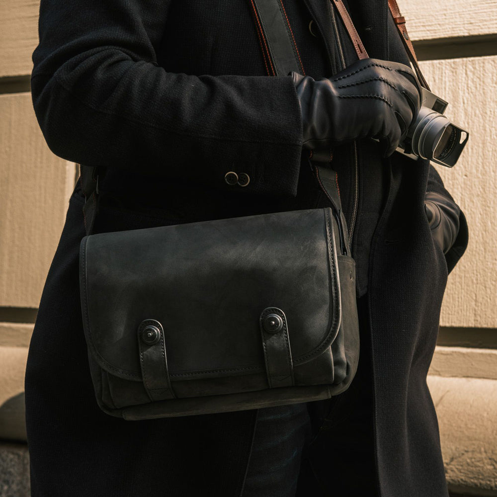 Bolso para cámara Oberwerth M, negro con forro rojo