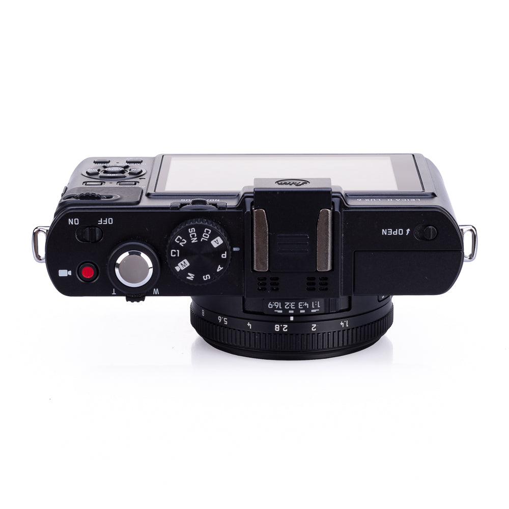 Leica D-Lux 6 usada con visor electrónico EVF 3 y empuñadura