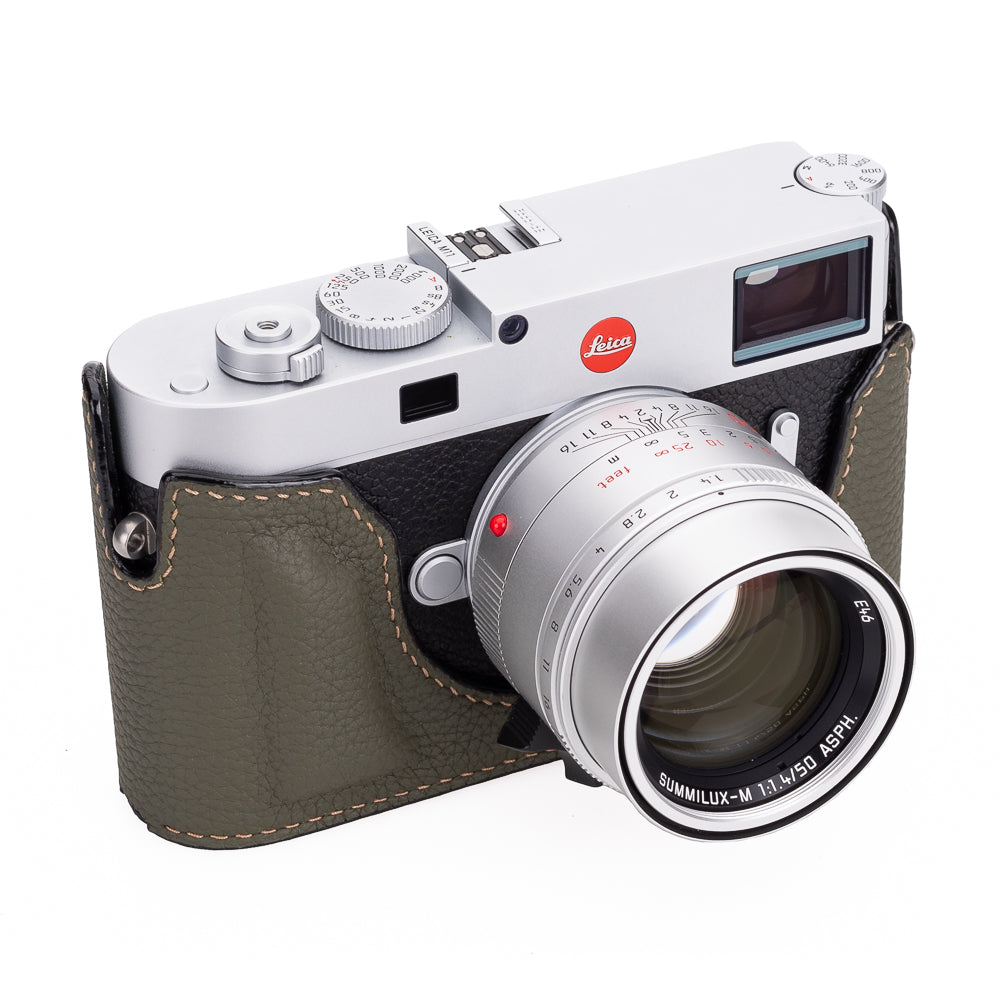 Media funda Arte di Mano para Leica M11 con tapa de acceso avanzada para la batería - piel de becerro Shrunken caqui
