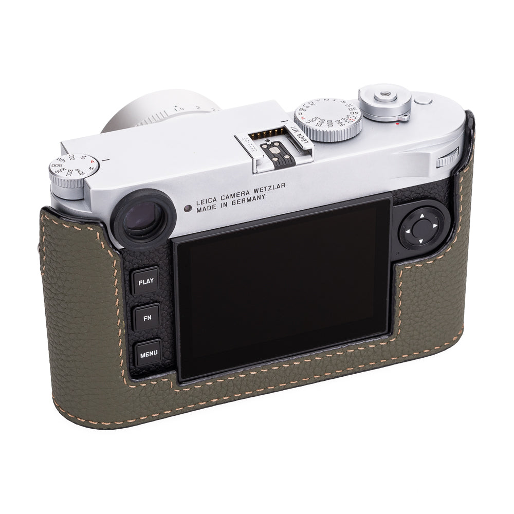 Media funda Arte di Mano para Leica M11 con tapa de acceso avanzada para la batería - piel de becerro Shrunken caqui