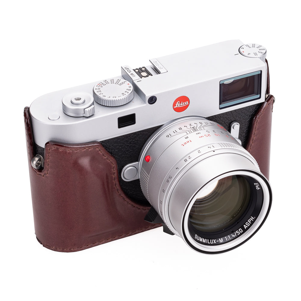 Media funda Arte di Mano para Leica M11 con tapa de acceso avanzada para la batería - Cordobán italiano burdeos