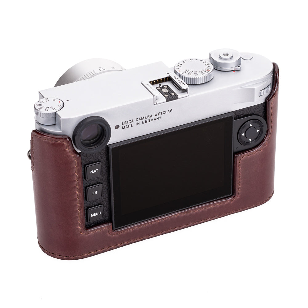 Media funda Arte di Mano para Leica M11 con tapa de acceso avanzada para la batería - Cordobán italiano burdeos