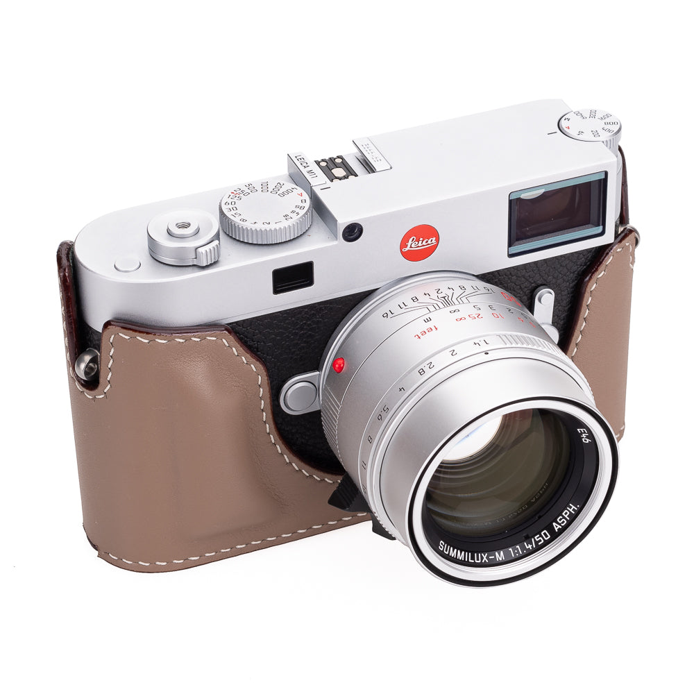 Media funda Arte di Mano para Leica M11 con tapa de acceso avanzada para la batería - Swift Etoupe