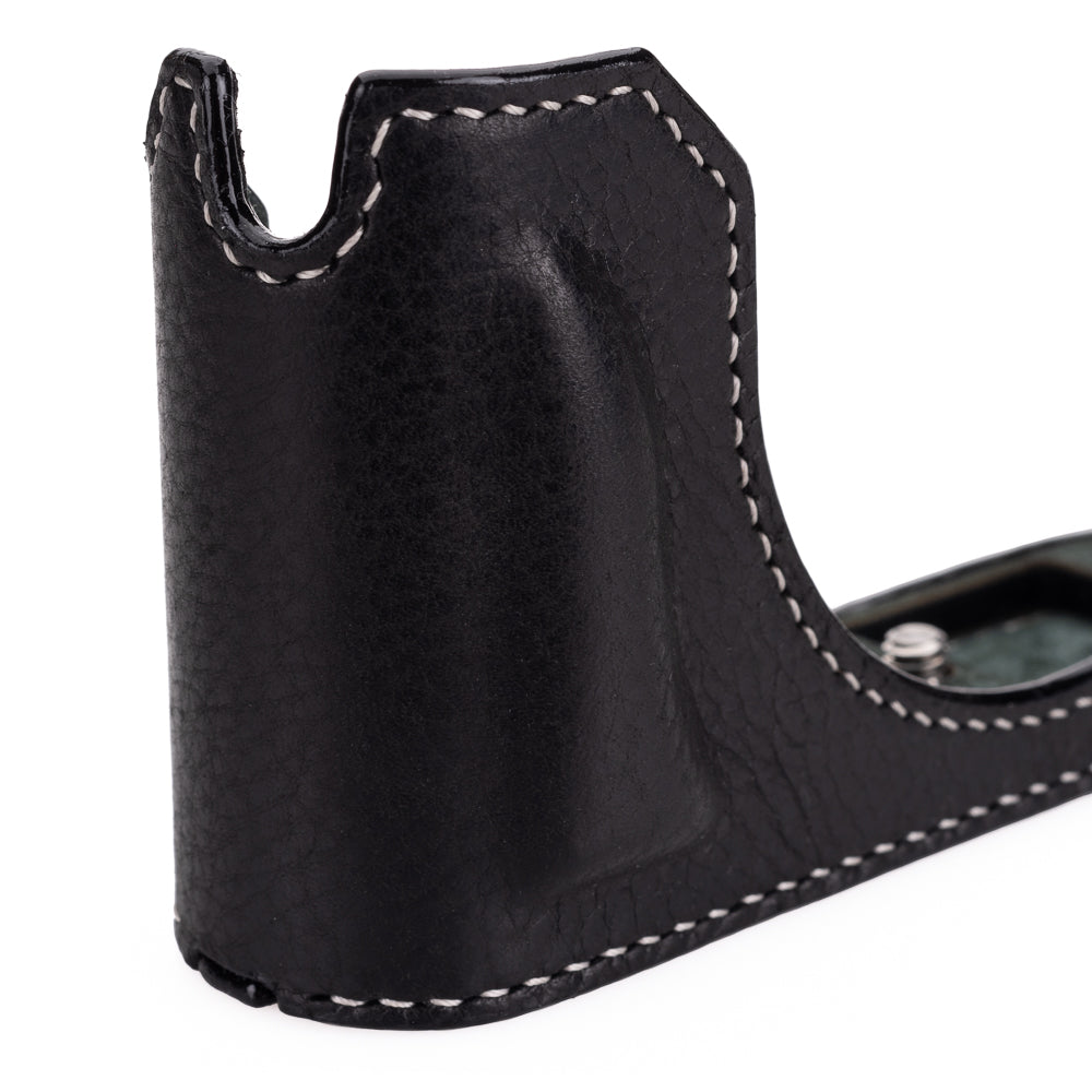 Media funda Arte di Mano para Leica Q3 (Tipo 1-SD, fijación mediante tornillos) - Negro Rally con costuras blancas