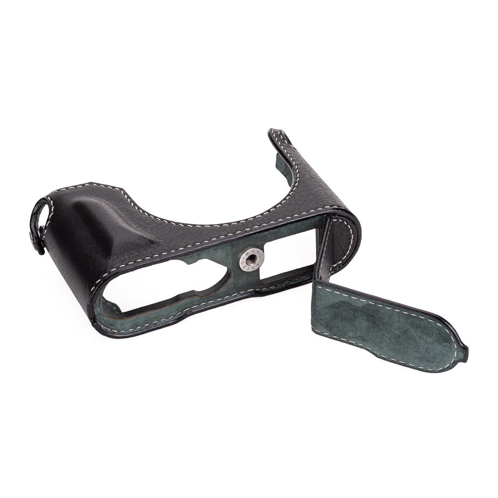 Media funda Arte di Mano para Leica Q3 (Tipo 2-TR, cierre a presión, soporte para trípode) - Negro Rally con costuras blancas