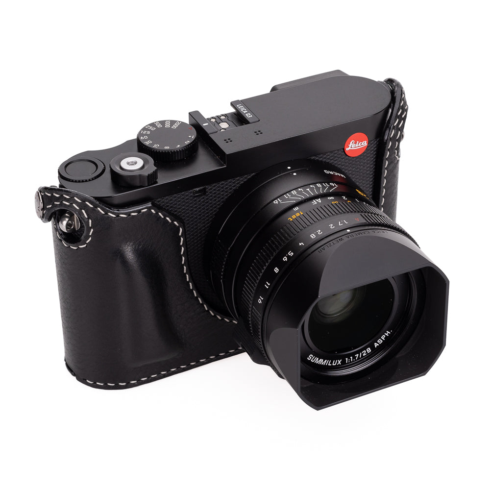 Media funda Arte di Mano para Leica Q3 (Tipo 2-TR, cierre a presión, soporte para trípode) - Negro Rally con costuras blancas