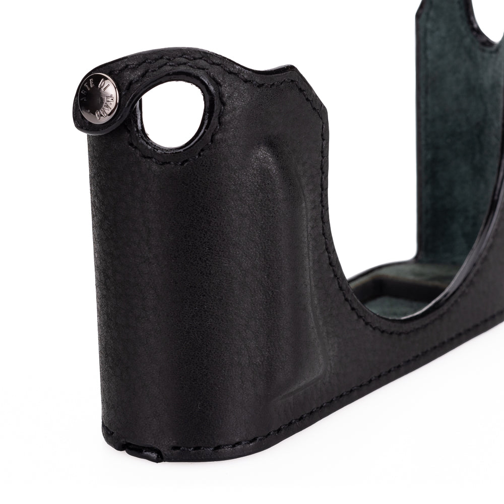 Media funda Arte di Mano para Leica Q3 (Tipo 2-TR, cierre a presión, soporte para trípode) - Negro Rally con costuras negras