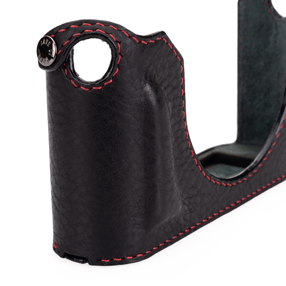 Media funda Arte di Mano para Leica Q3 (Tipo 2-TR, cierre a presión, soporte para trípode) - Negro Rally con costuras rojas