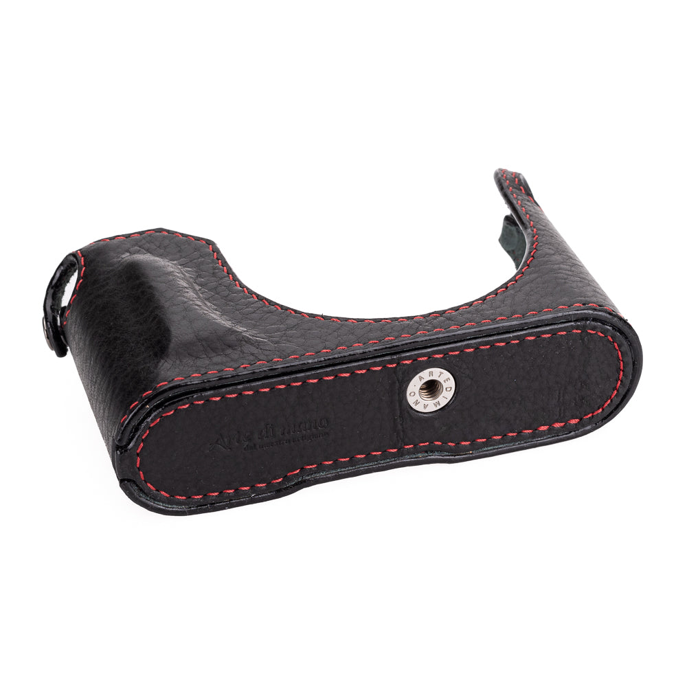 Media funda Arte di Mano para Leica Q3 (Tipo 2-TR, cierre a presión, soporte para trípode) - Negro Rally con costuras rojas