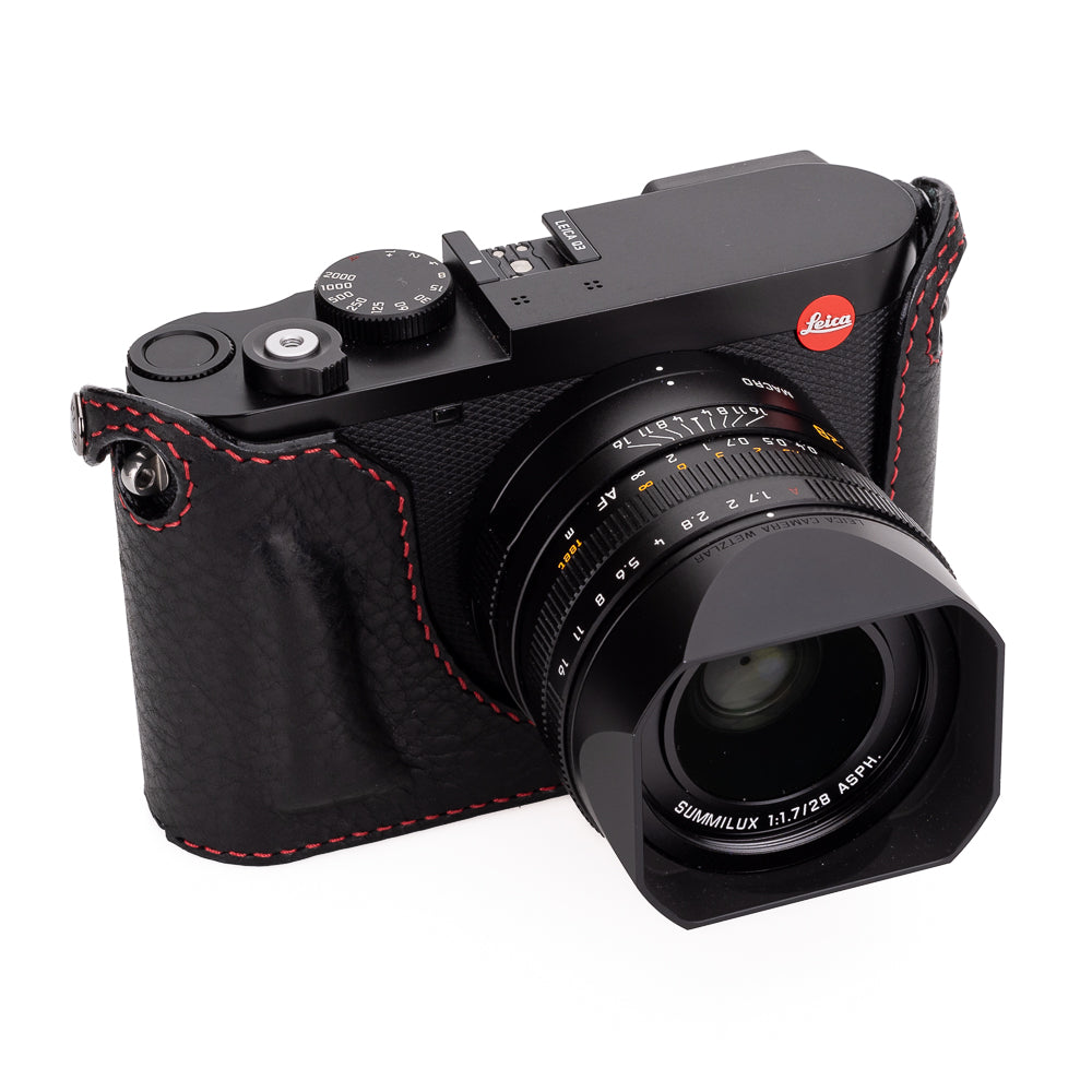 Media funda Arte di Mano para Leica Q3 (Tipo 2-TR, cierre a presión, soporte para trípode) - Negro Rally con costuras rojas