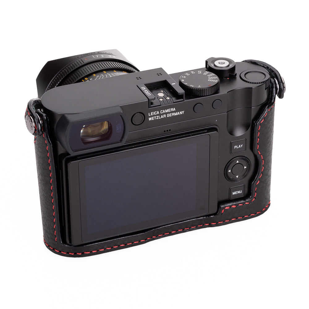 Media funda Arte di Mano para Leica Q3 (Tipo 2-TR, cierre a presión, soporte para trípode) - Negro Rally con costuras rojas