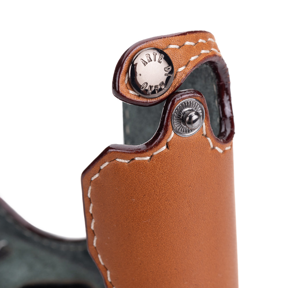 Media funda Arte di Mano para Leica Q3 (Tipo 2-TR, cierre a presión, soporte para trípode) - Novonappa marrón claro