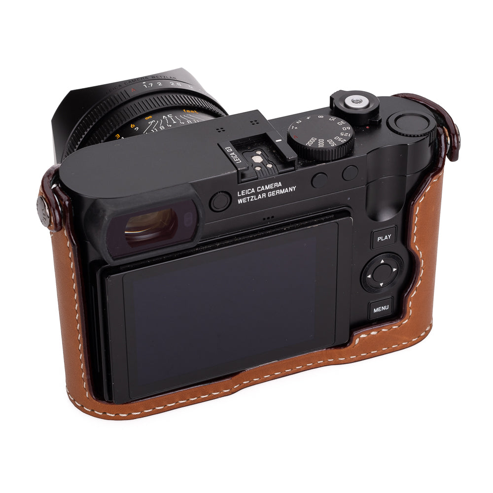 Media funda Arte di Mano para Leica Q3 (Tipo 2-TR, cierre a presión, soporte para trípode) - Novonappa marrón claro