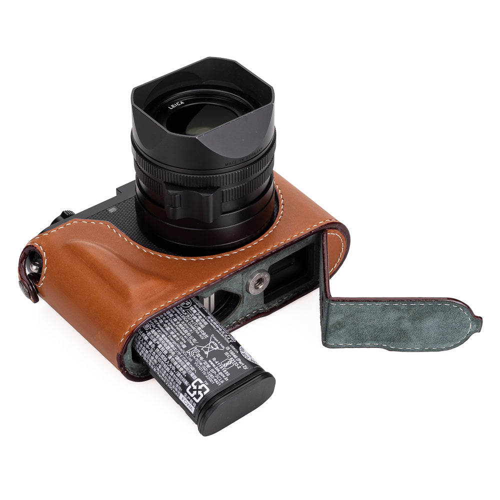 Media funda Arte di Mano para Leica Q3 (Tipo 2-TR, cierre a presión, soporte para trípode) - Novonappa marrón claro