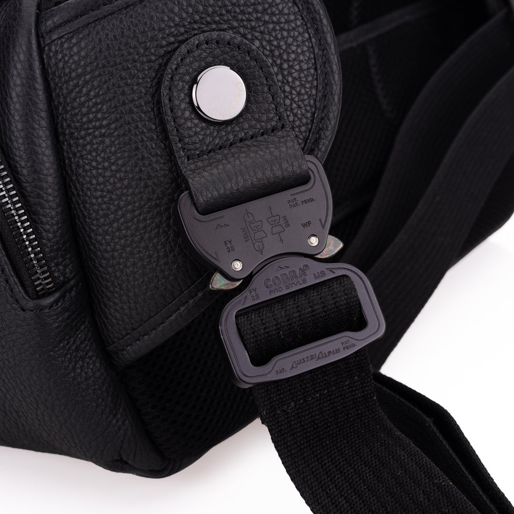 Bandolera grande para cámara Oberwerth - Cuero - Negra con forro rojo