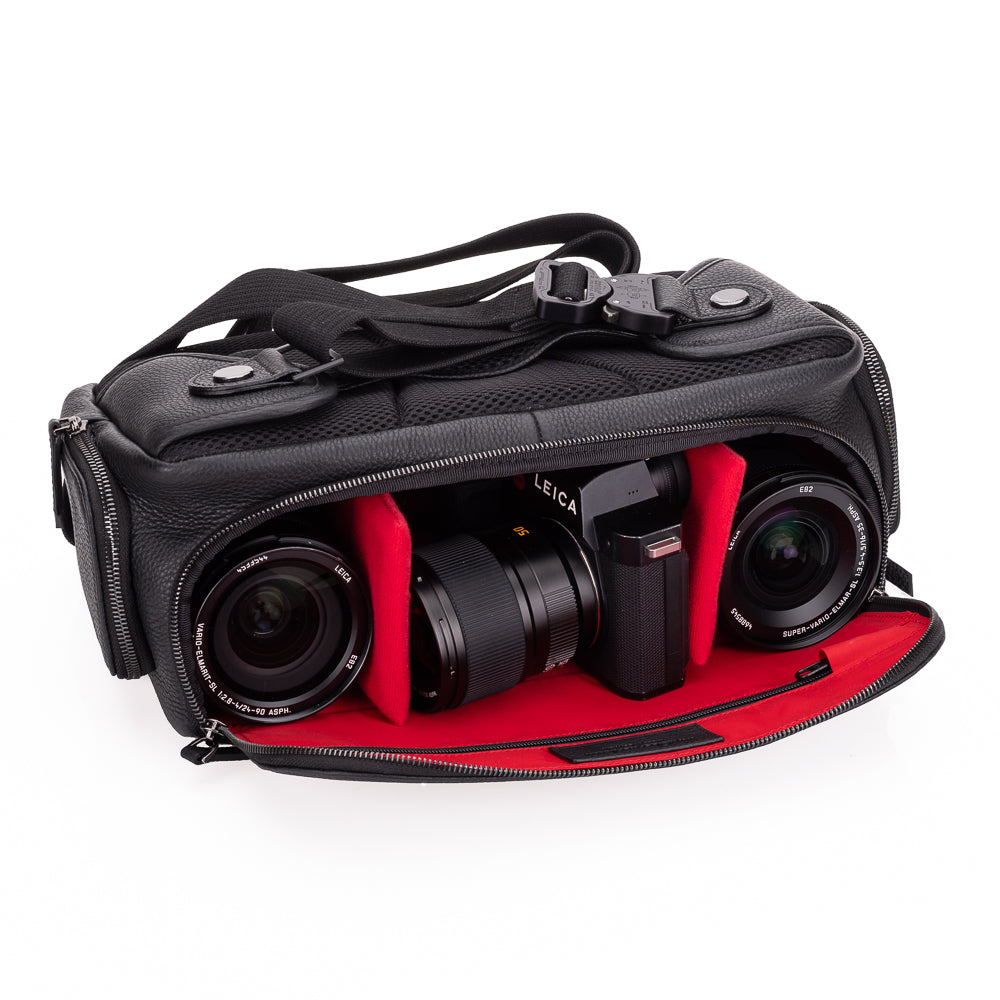 Bandolera grande para cámara Oberwerth - Cuero - Negra con forro rojo