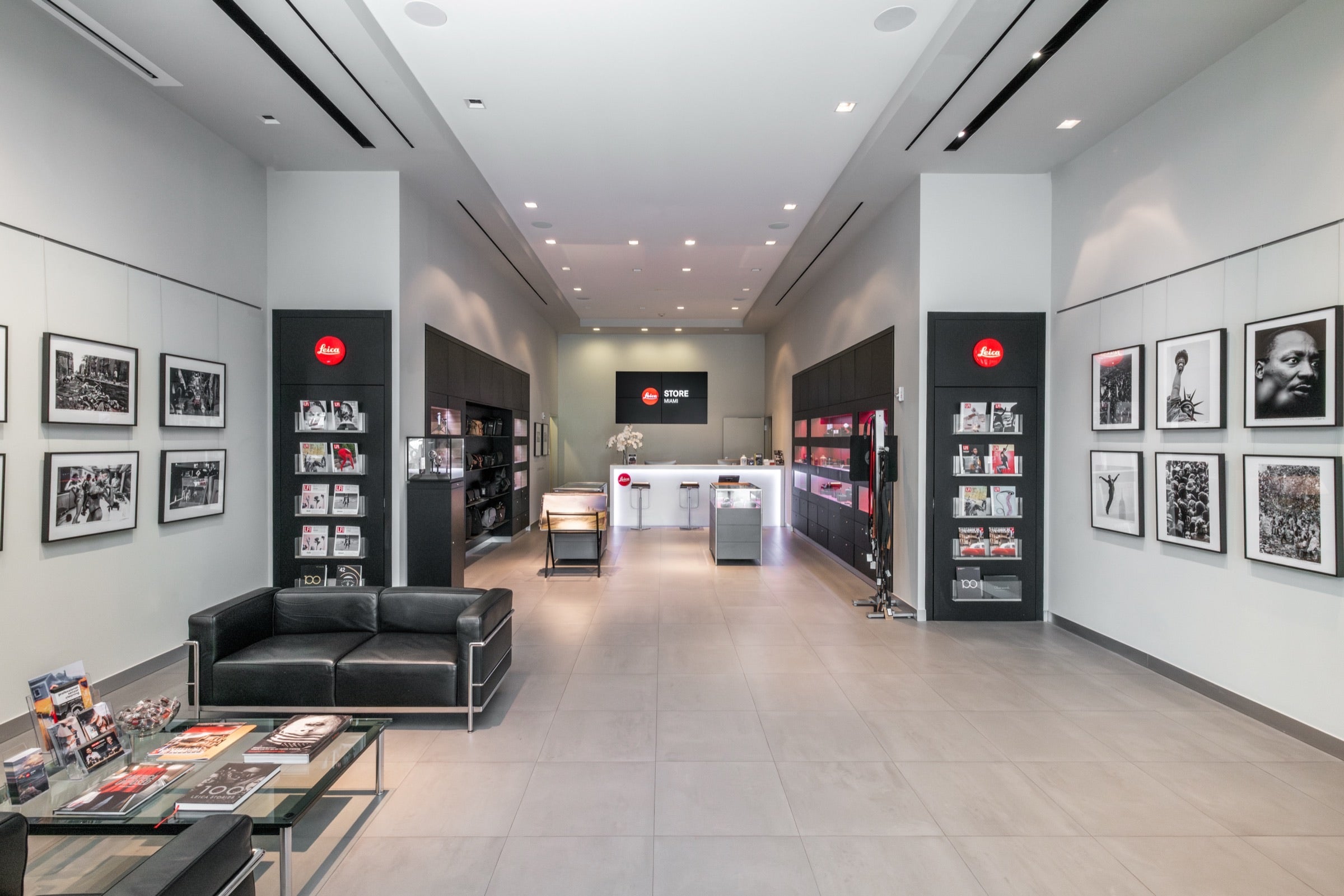 Interior de la sala de exhibición de Leica Store Miami