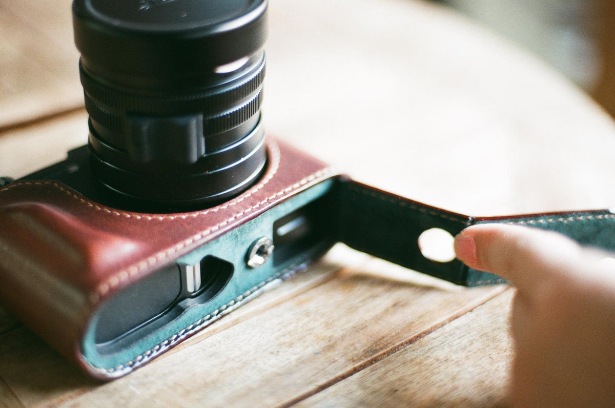 Media funda Arte di Mano para Leica Q2 con puerta de acceso para batería y tarjeta SD - Negro Minerva con costuras negras