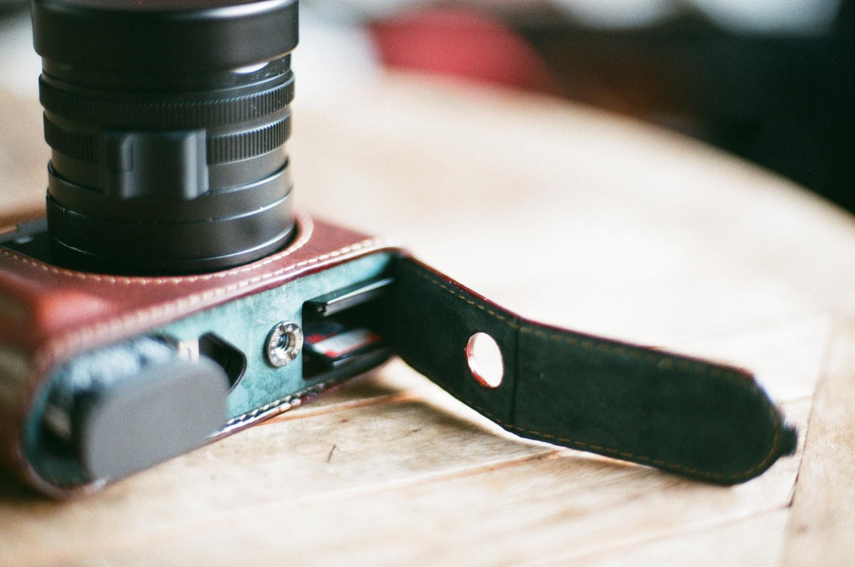 Media funda Arte di Mano para Leica Q2 con puerta de acceso para batería y tarjeta SD - Negro Minerva con costuras negras