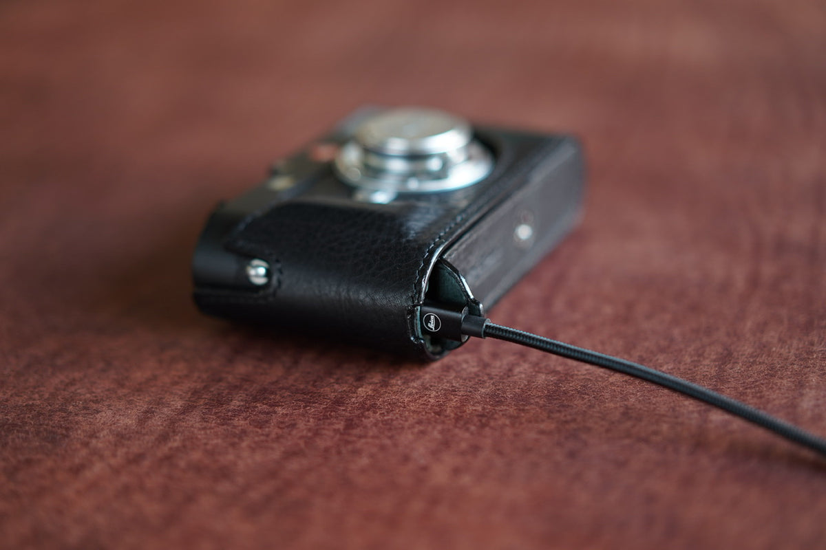 Arte di Mano Half Case for Leica M11 with Advanced Battery Access Door - Minerva Black with Black Stitching