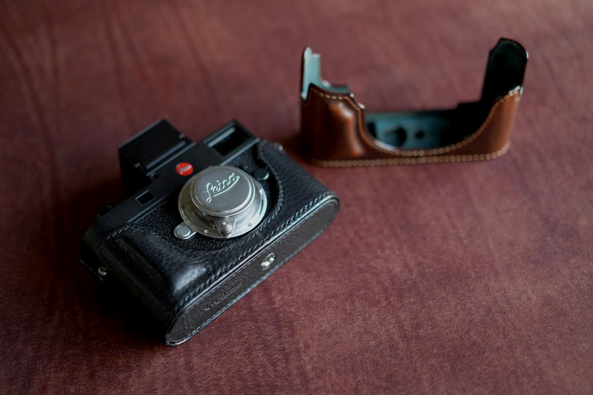 Arte di Mano Half Case for Leica M11 with Advanced Battery Access Door - Minerva Black with White Stitching