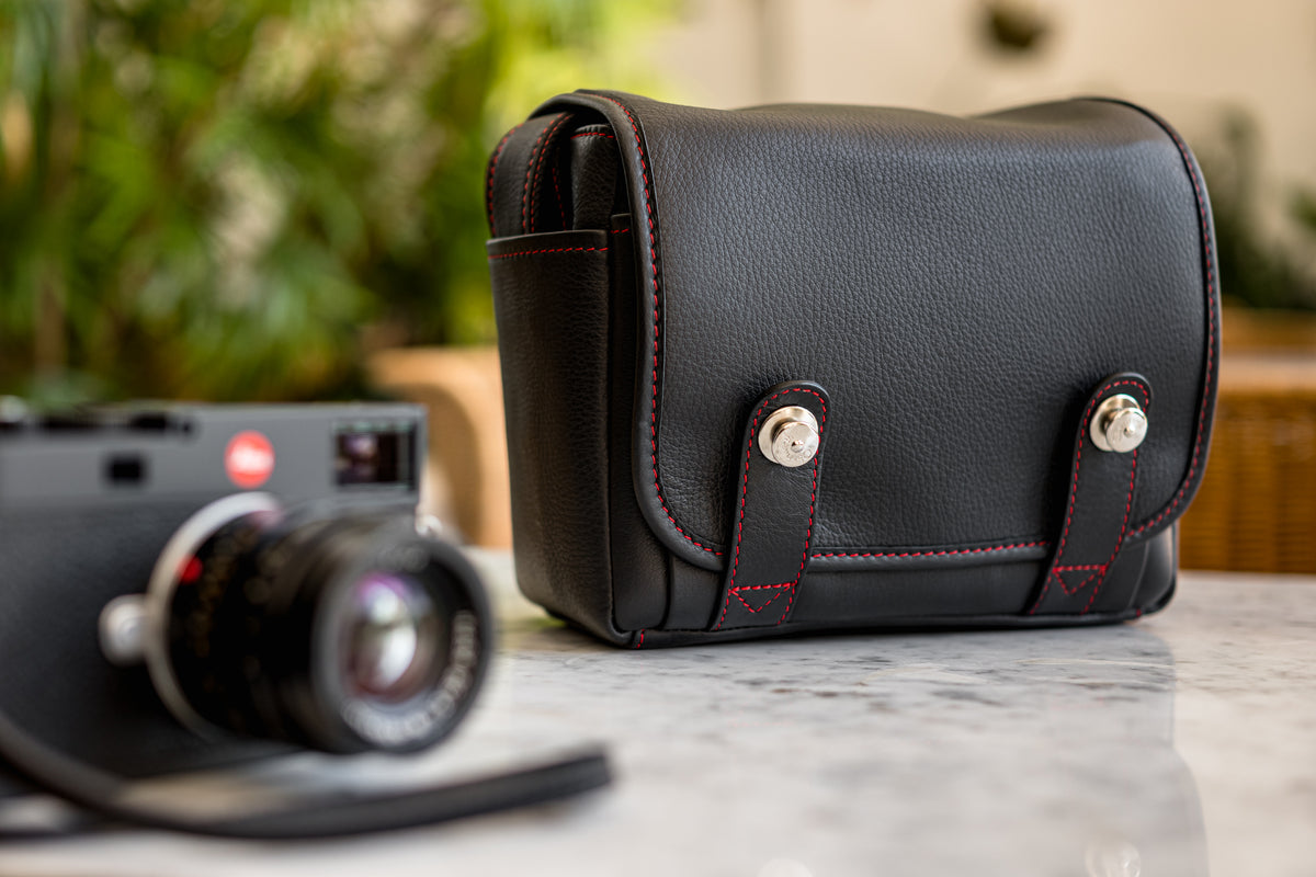 Bolso para cámara de cuero Oberwerth M11, negro con costuras rojas