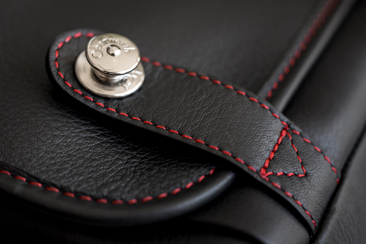Bolso para cámara de cuero Oberwerth M11, negro con costuras rojas