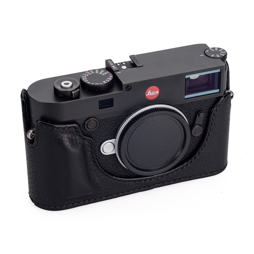 Media funda Arte di Mano para Leica M10 con puerta de acceso a la batería - Negro Minerva con costuras negras