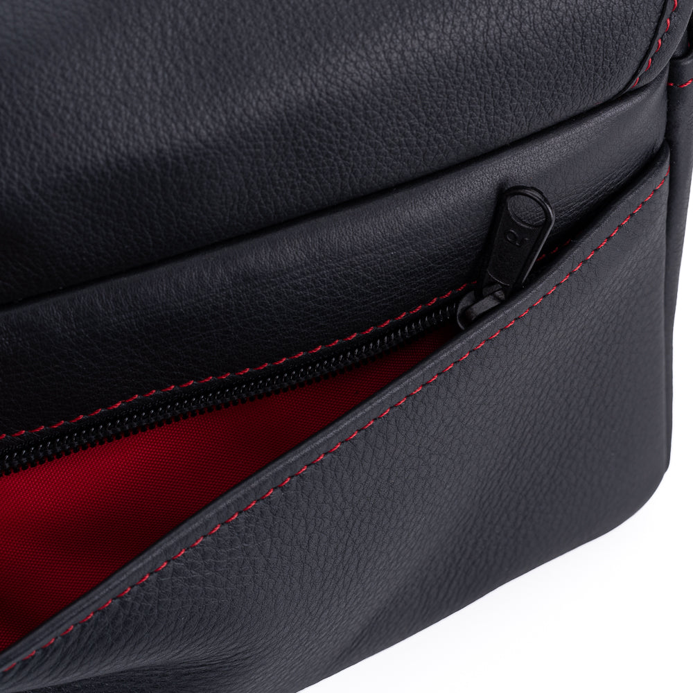 Bolso para cámara de cuero Oberwerth M11, negro con costuras rojas