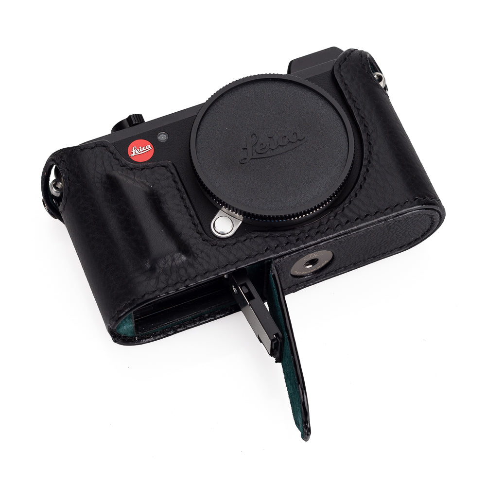 Media funda Arte di Mano para Leica CL con puerta de acceso a la batería - Minerva negra con costuras negras
