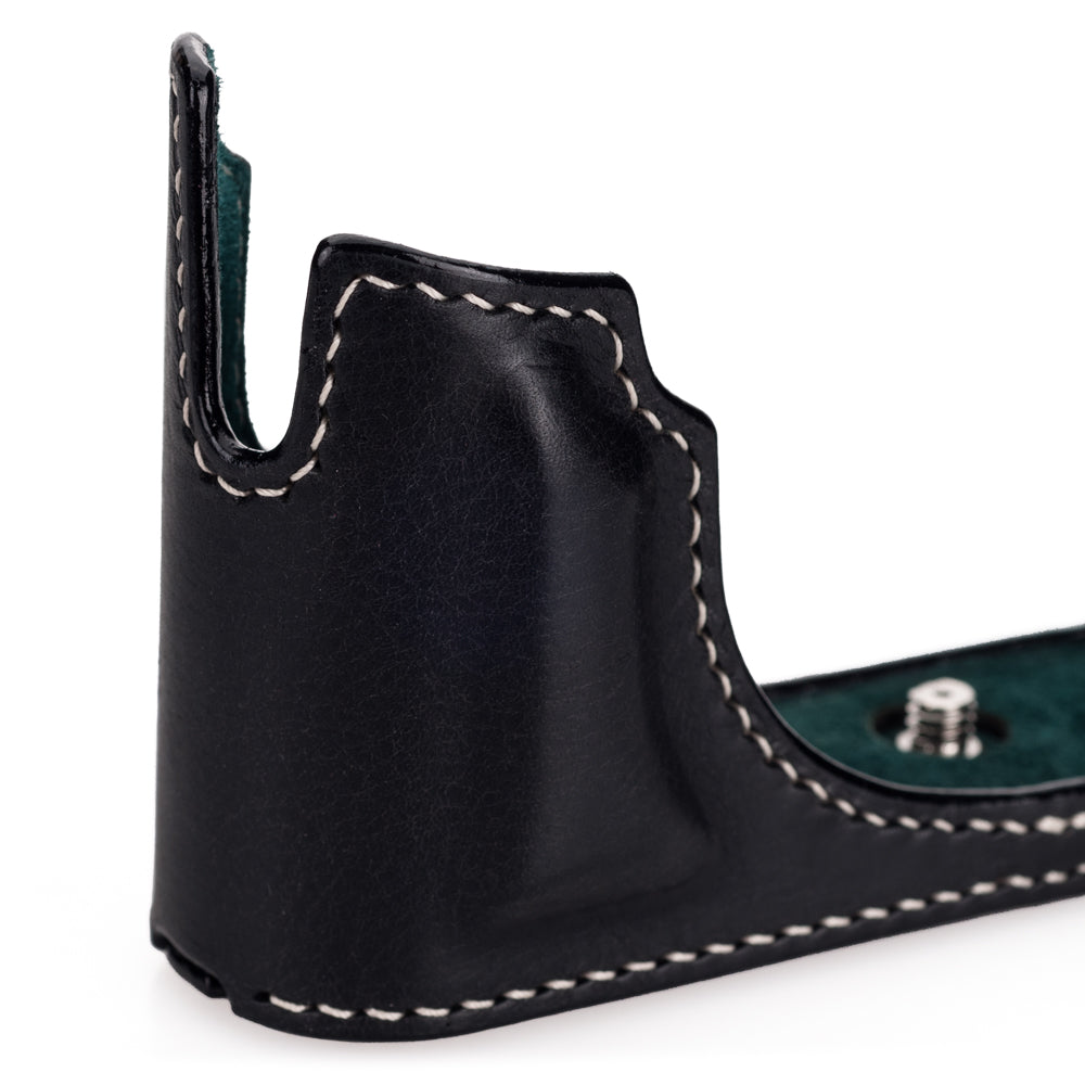 Funda media Arte di Mano para Leica M10 con tapa de acceso a la batería - Minerva negra con costuras blancas