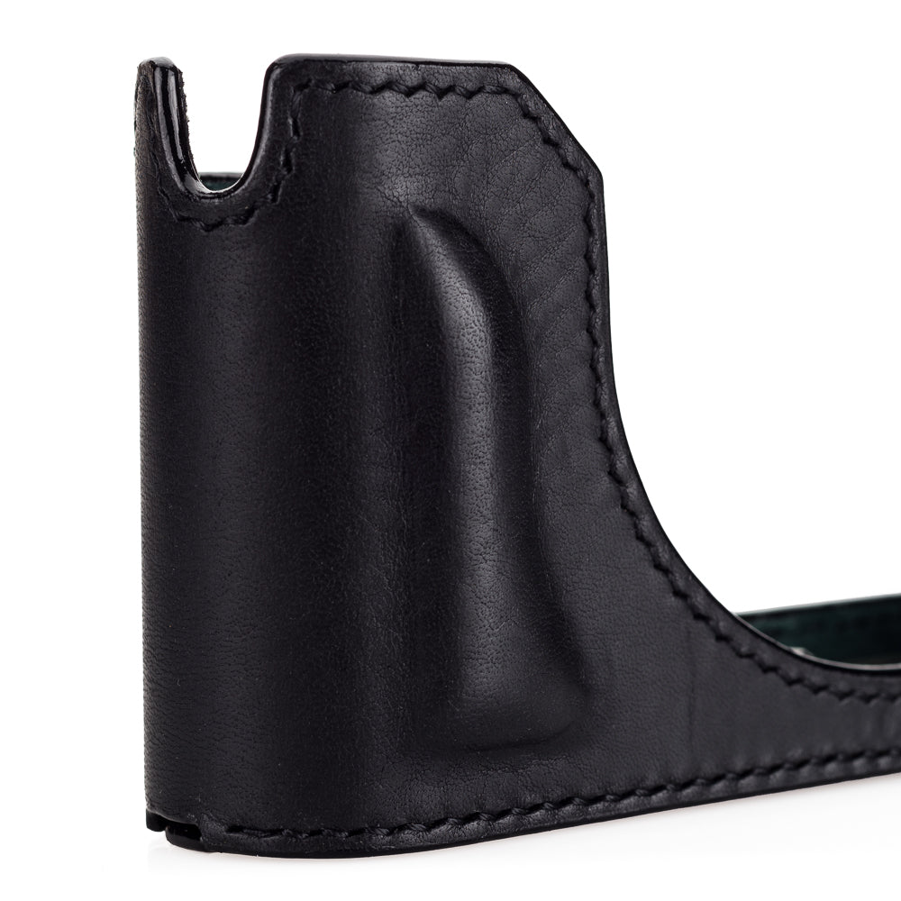 Media funda Arte di Mano para Leica Q2 con puerta de acceso para batería y tarjeta SD - Negro Minerva con costuras negras