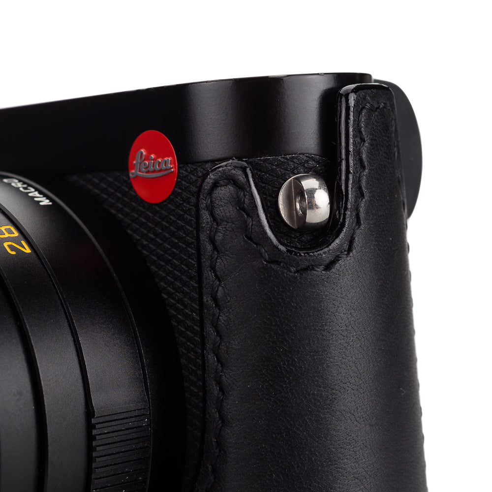 Media funda Arte di Mano para Leica Q2 con puerta de acceso para batería y tarjeta SD - Negro Minerva con costuras negras
