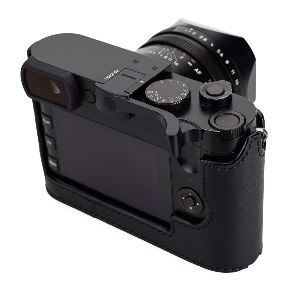 Media funda Arte di Mano para Leica Q2 con puerta de acceso para batería y tarjeta SD - Negro Minerva con costuras negras