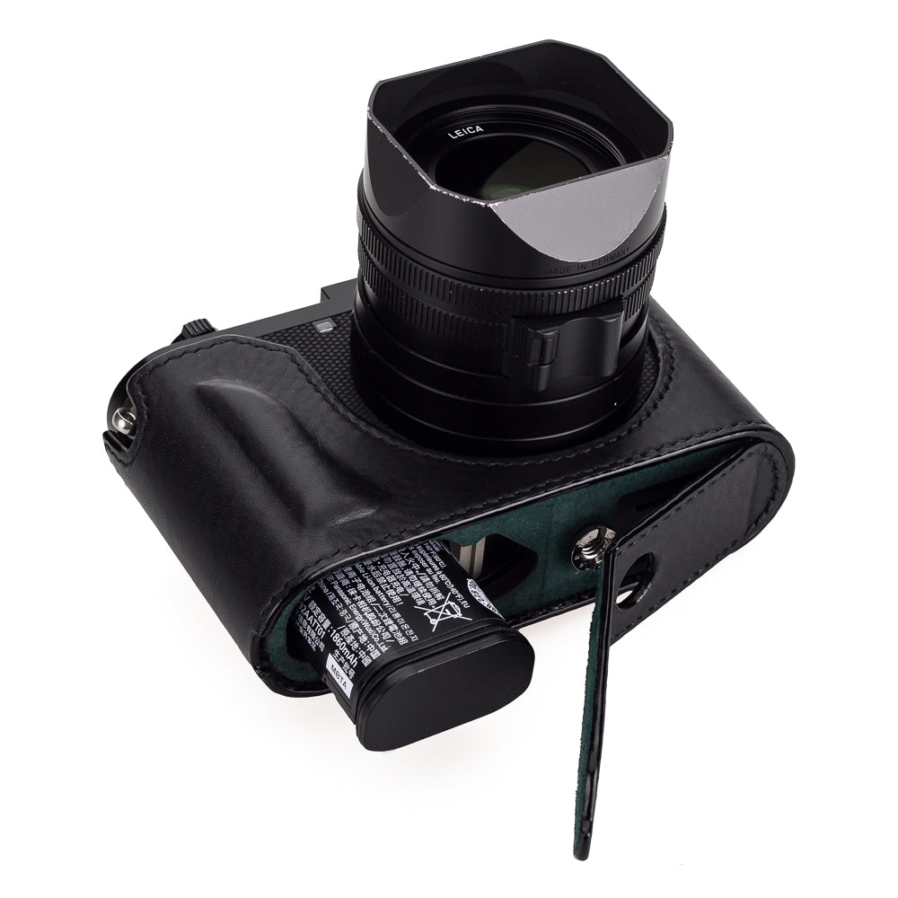 Media funda Arte di Mano para Leica Q2 con puerta de acceso para batería y tarjeta SD - Negro Minerva con costuras negras