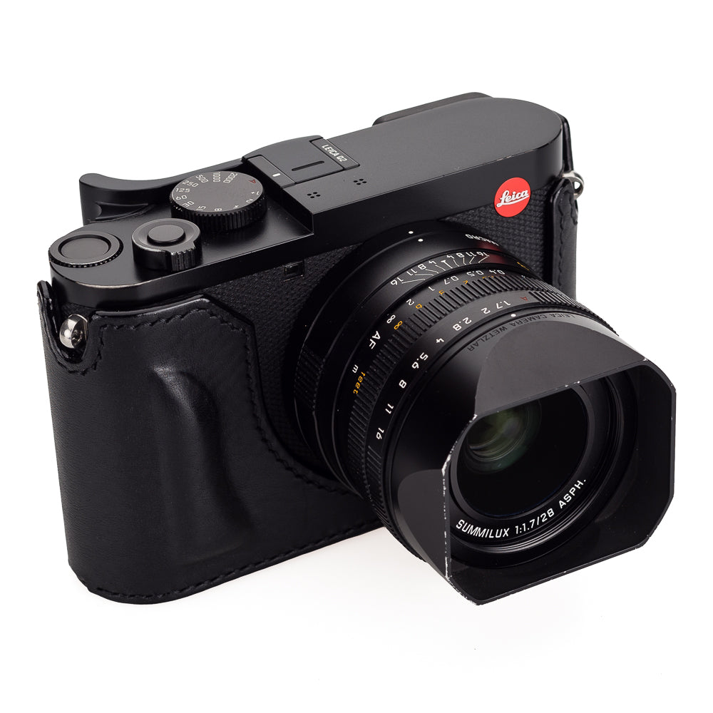 Media funda Arte di Mano para Leica Q2 con puerta de acceso para batería y tarjeta SD - Negro Minerva con costuras negras