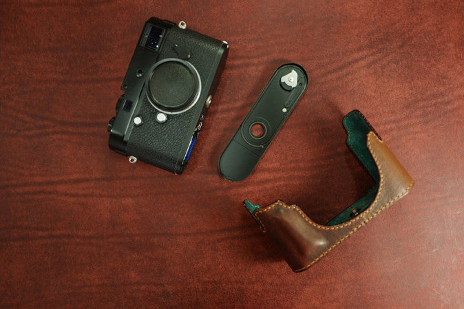 Media funda Arte di Mano para Leica M10 con puerta de acceso a la batería - Rally Volpe